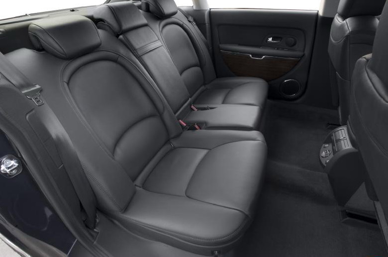 Intérieur de la Citroën C6 Autre vue des sièges en cuir de couleur sombre. Une sortie d'air climatisé est disposé au milieu.